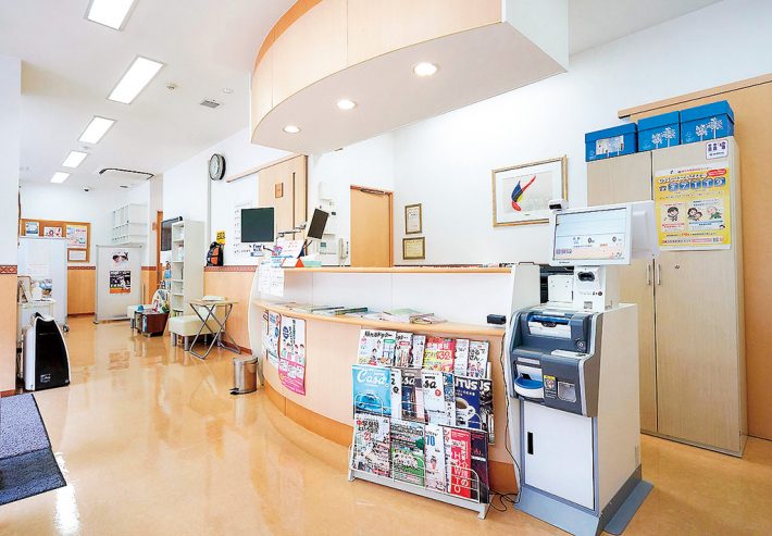 明るく広々とした待合室には血圧計や資料の置かれたスペースも（きくち内科：神奈川県横浜市青葉区）