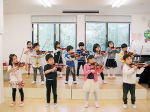 横浜市青葉区 美しが丘こどもの家：年長になって始めるバイオリン。卒園式に「喜びの歌」を弾きます