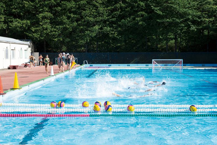 男女一緒に水球の練習を行う水泳競技部／神奈川大学附属中・高等学校（横浜市緑区）