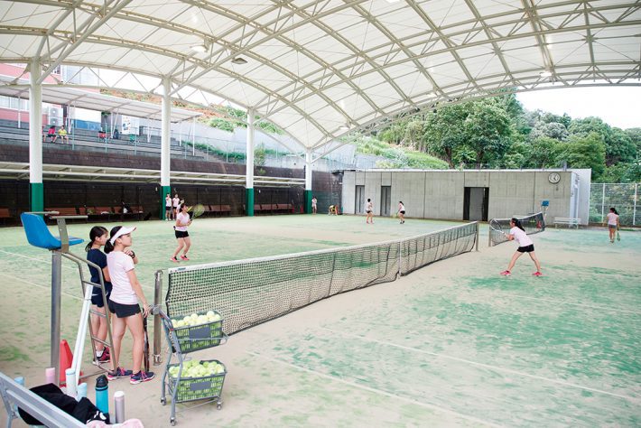 硬式テニス部は屋根付きコートで練習／桐光学園 中学校 高等学校（川崎市麻生区）