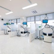 診察室には診療台が４台あり、それぞれに口腔内カメラとモニターが設置されています（あおぞら歯科：青葉区黒須田）