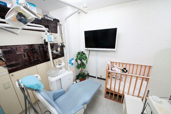 診察室にはベビーベッドが設置されているので、赤ちゃんを連れての通院も安心です（山下歯科医院：青葉区もえぎ野）