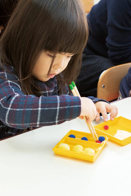 イメージ力を育む木製パズルも、子供たちが大好きなレッスンです。四角や三角などを組み合わせて、さまざまな形を作ります。できたときはママとよろこびを共有します（EQWELチャイルドアカデミーたまプラーザ教室：青葉区美しが丘）