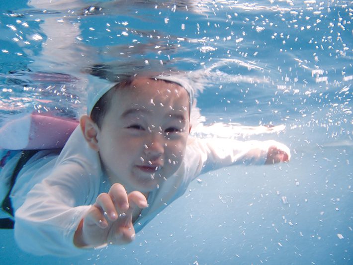 親子コース（６カ月～３歳）のコンセプトは「親子のコミュニケーションの場」を提供すること。プールで一緒に遊び、体を動かし、ここで泳ぐことの楽しさを知ったほとんどの子供が、続けてＢコースに入るそうです（サギヌマスイミングクラブ鷺沼：宮前区）