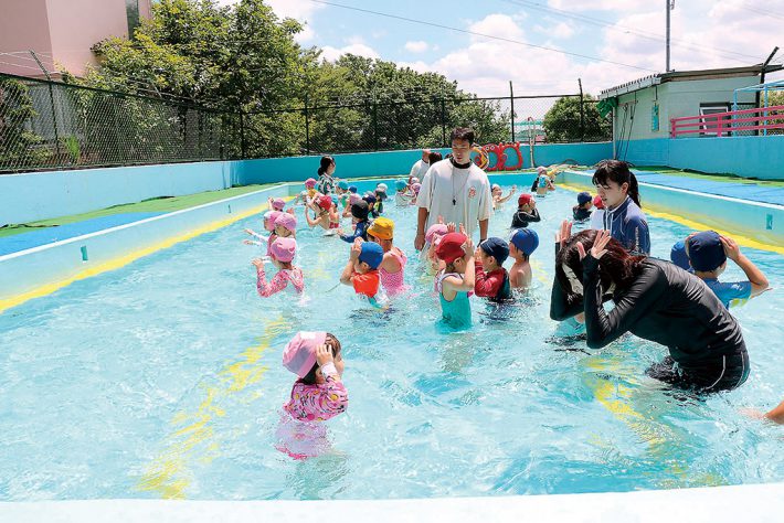 ６月半ばから、期間中はほぼ毎日プールの時間があり、年少もビート板を使ったバタ足ができるまでに上達します（奈良幼稚園：青葉区奈良町）