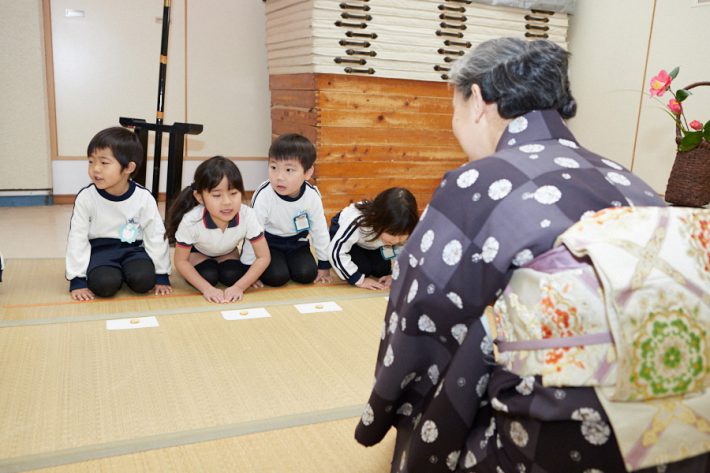 子供たちに日本の伝統文化を伝えていくことも大切な教育の柱の1つ。能楽師や人間国宝の方の指導を受け、楽器仕舞を学びます（ナザレ幼稚園：青葉区鴨志田町）