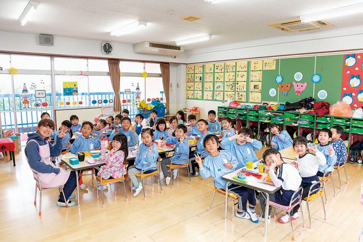 奈良幼稚園では月曜日がお弁当、火～金曜日は給食です。虫歯予防にも力を入れており、食後には自分で歯みがきもしっかりと（奈良幼稚園：青葉区奈良町）