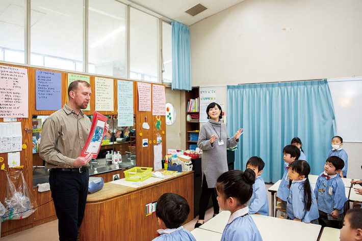ネイティブの先生はすべて英語で話し、日本人の先生が難しいところをフォローします。歌ったり、ゲームをしたり、楽しみながら英語に慣れ親しんでいきます（桐蔭学園幼稚園：青葉区鉄町）