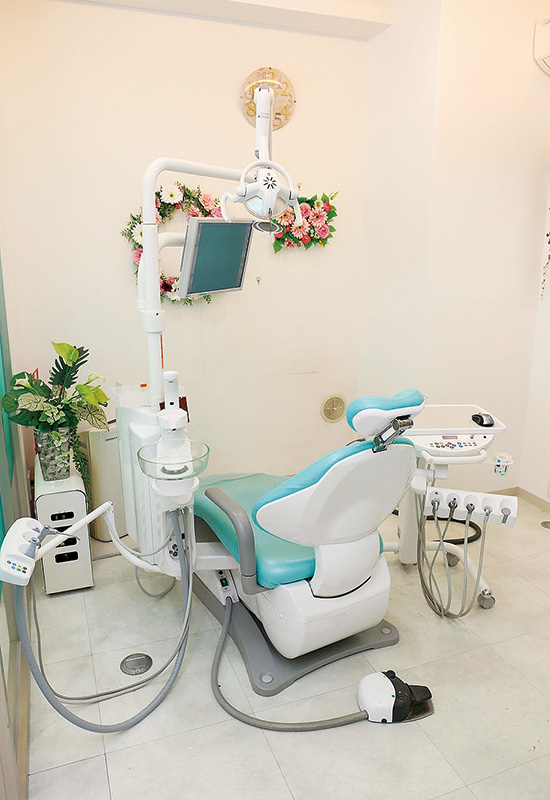 白を基調とした明るい診察室（ルトゥール歯科診療室：港北区高田東）