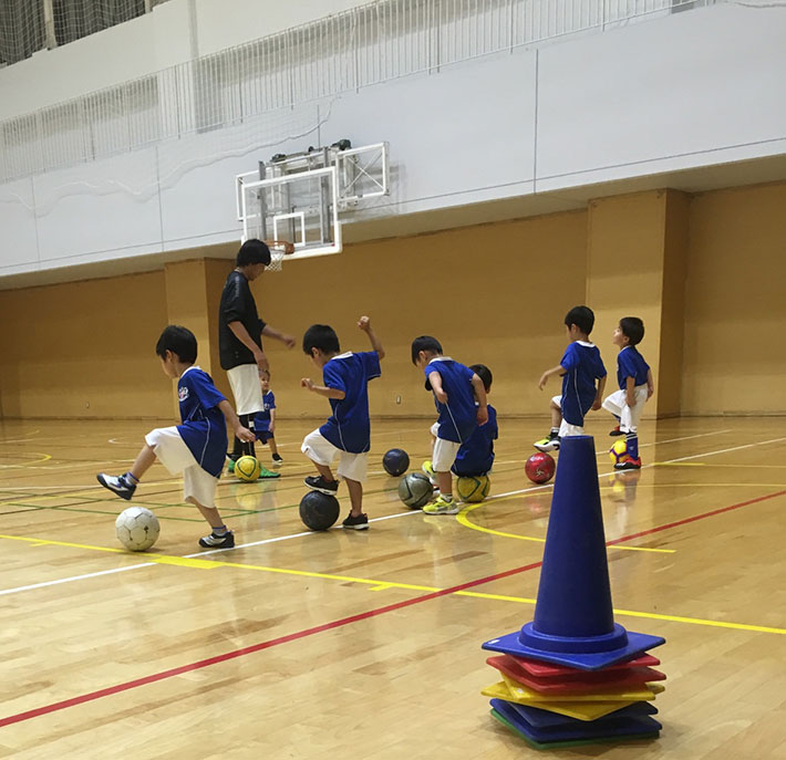 道徳面や技術面において、段階的な目標をクリアすることで子供たちは達成感と上達の喜びを知り、向上心につながる練習を行っているのもCTTサッカースクールの特長（バディコミュニティフットボールクラブ：都筑区荏田東）