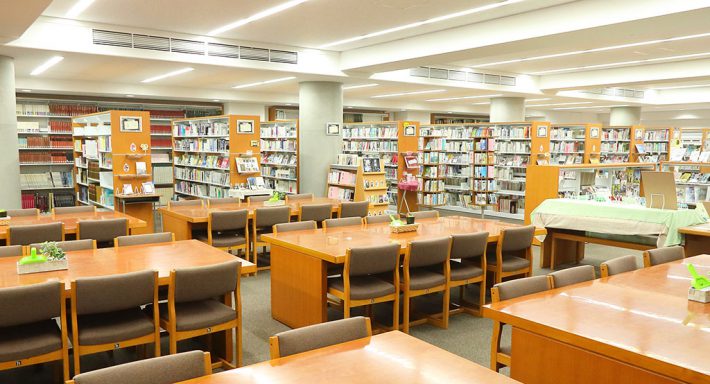 図書館は放課後の自習場所としても活躍しています（神奈川学園中学・高等学校：横浜市神奈川区沢渡）