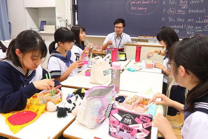 教室でのランチタイムは担任の先生も一緒に（神奈川学園中学・高等学校：横浜市神奈川区沢渡）