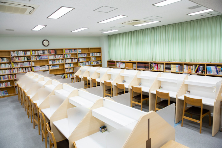 図書室には自習スペースも（多摩大学附属聖ヶ丘中学高等学校：東京都多摩市聖ヶ丘）