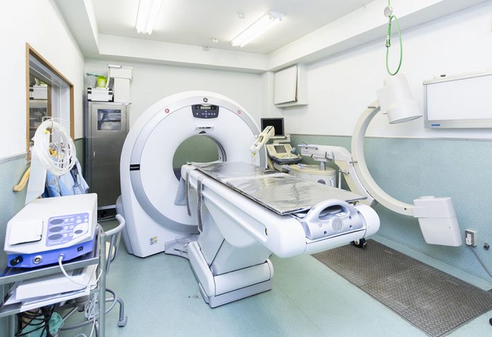 CT、超音波診断装置などを備えた検査室。可動式のCアーム(写真右)では、レントゲンの動画撮影が可能。手術室に移動でき、動画を見ながらより精度の高い施術を行えます（中田動物病院：神奈川県横浜市青葉区）