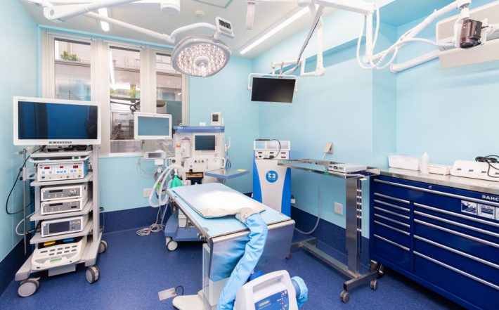 麻酔の安全性を重視した最新の医療機器などを完備したオペ室（あざみ野どうぶつ医療センター：青葉区美しが丘