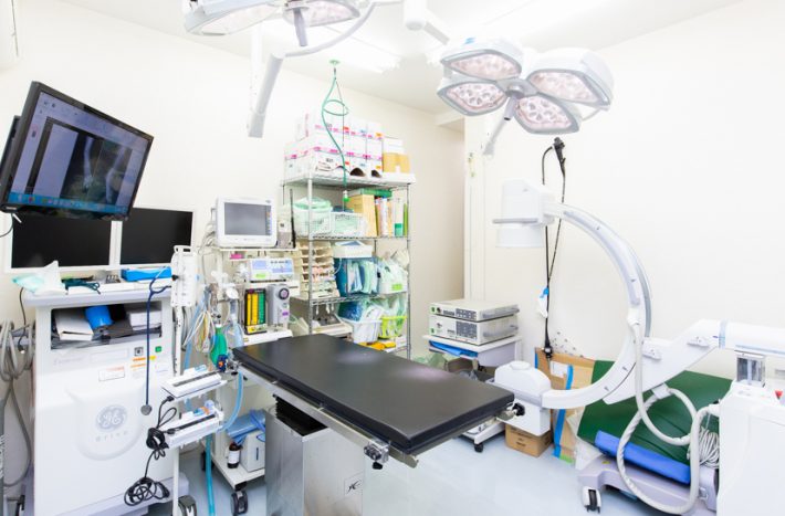 手術室にはレントゲンが動画で見られる「Cアーム」という最新の医療機器を完備（神奈川県横浜市横浜青葉どうぶつ病院：都筑区中川中央）