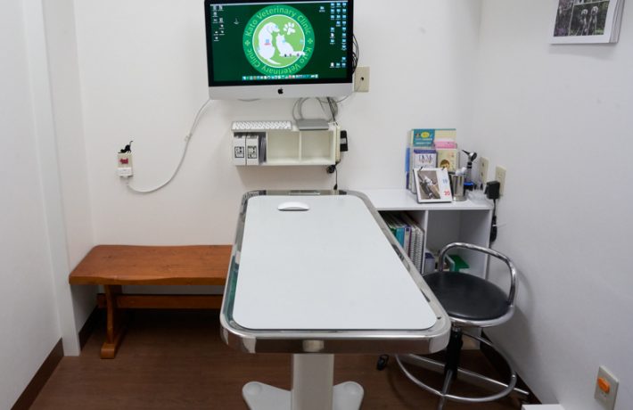 診療室では、内視鏡、腹腔鏡、超音波のすべての画像を飼い主さんも先生と一緒にモニターで確認できます（カトウ獣医科クリニック：神奈川県横浜市港北区日吉本町）
