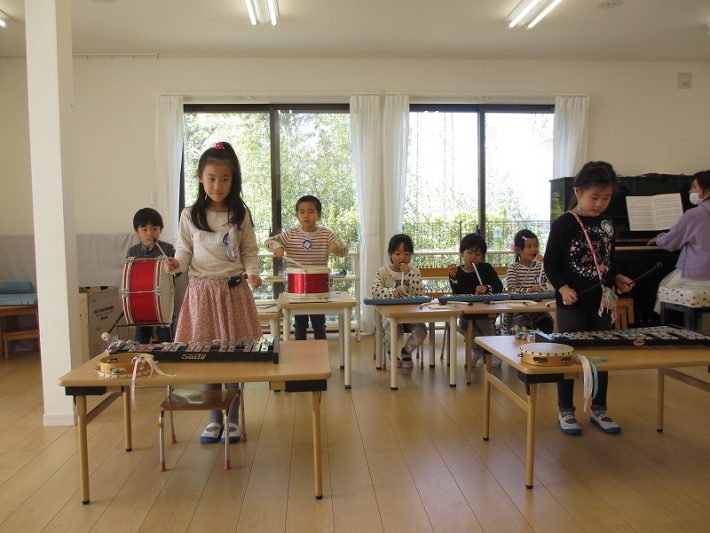 教室の窓から富士山が見える園舎<br/br>園長先生も子どもと一緒に裸足で走ります！