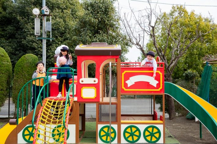 奈良幼稚園の園庭は広いだけでなく楽しい大型遊具もいっぱい！