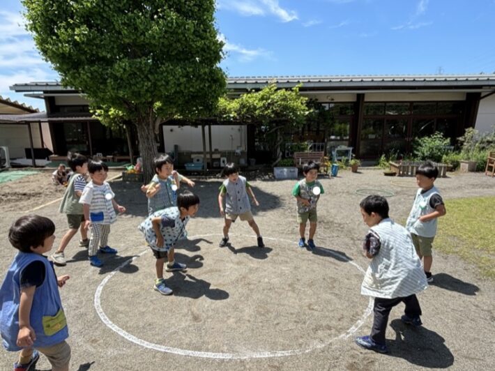 横浜市青葉区にある、かえで幼稚園の園庭で遊ぶ子供たちです。