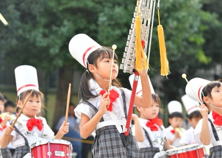 多摩区にある菅幼稚園の運動会での鼓笛隊の様子