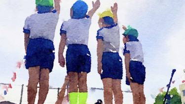 広い場所で思い切り走る園児たち！奈良幼稚園の運動会