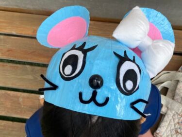 先生手作りの帽子で登場。奈良幼稚園で劇発表会