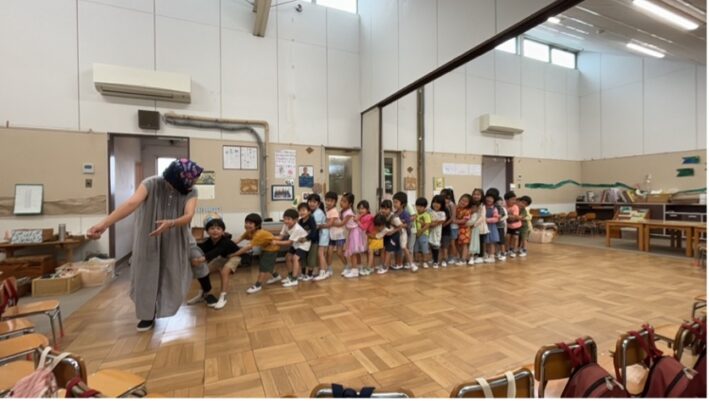 横浜市青葉区にある、かえで幼稚園のホールで遊ぶ園児たち