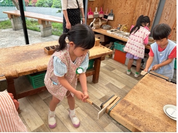 横浜市青葉区にあるかえで幼稚園の工作の時間