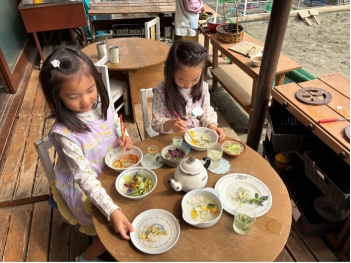 横浜市青葉区にあるかえで幼稚園のテラスでは、本格的なおままごとができます。