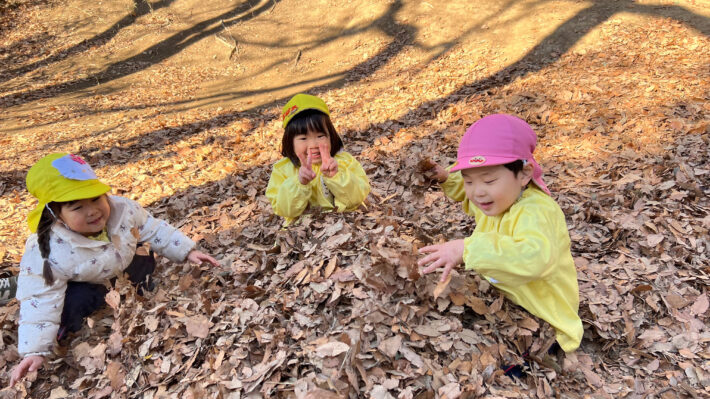 横浜市青葉区にあるナザレ幼稚園、園庭で遊ぶ子どもたち