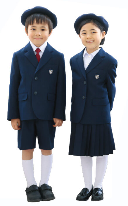 東京都世田谷区にあるドミニコ学園小学校。冬の制服。