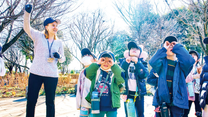 神奈川県相模原市にあるLCA国際小学校。公園散策する子どもたち