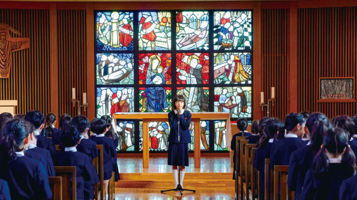 東京都世田谷区にある聖ドミニコ学園小学校。朝礼の様子。