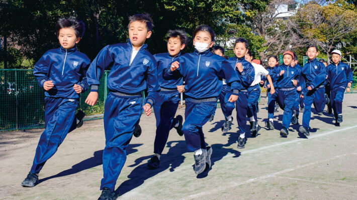 東京都世田谷区にあるドミニコ学園小学校。体育の授業の様子。