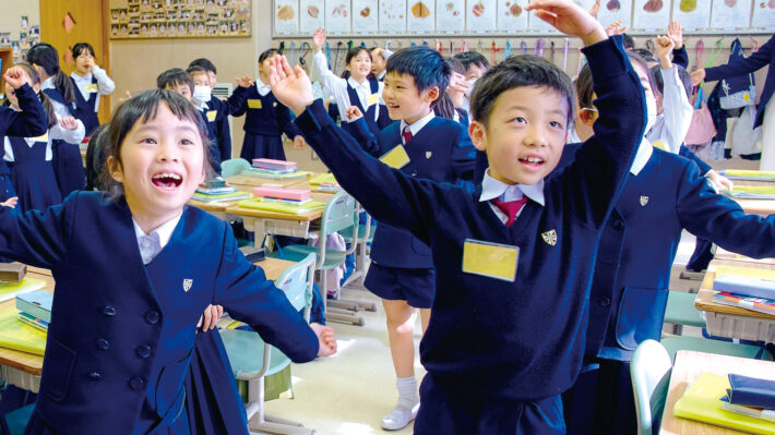 東京都世田谷区にあるドミニコ学園小学校。英語とフランス語の授業の様子。