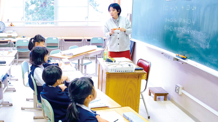 東京都世田谷区にあるドミニコ学園小学校。算数の授業の様子。