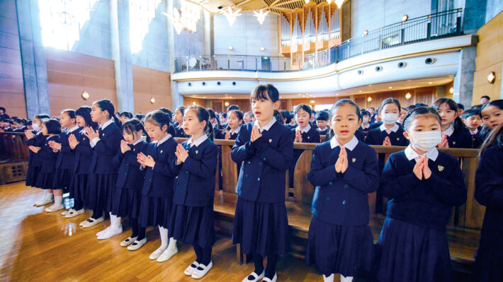 東京都世田谷区にある聖ドミニコ学園小学校。朝礼の様子。