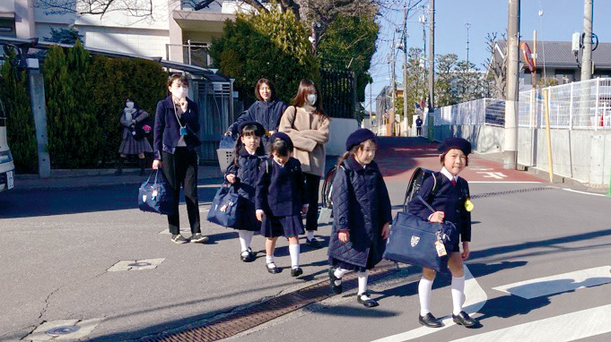 東京都世田谷区にあるドミニコ学園小学校。下校の様子。