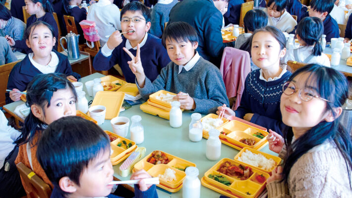 東京都東久留米市にある自由学園。昼食の様子。