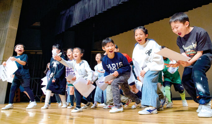 東京都世田谷区にある成城学園初等学校。劇の練習をする子どもたち。