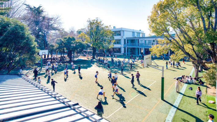東京都世田谷区にある成城学園初等学校。外観と校庭。