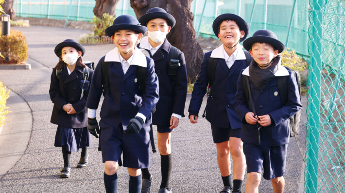横浜市神奈川区にある精華小学校。登校の様子。