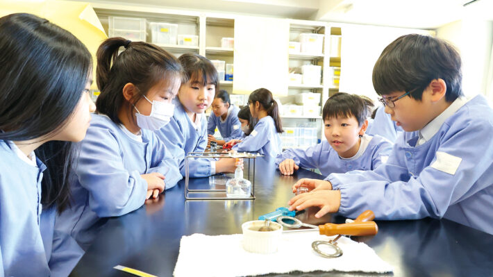 横浜市神奈川区にある精華小学校。理科の授業の様子。