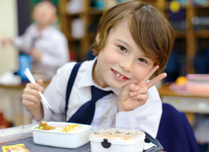 神奈川県大和市にある聖セシリア小学校。昼食の時間の様子。