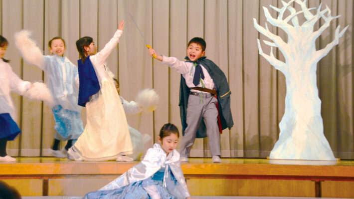 神奈川県大和市にある聖セシリア小学校。学習発表会の様子。