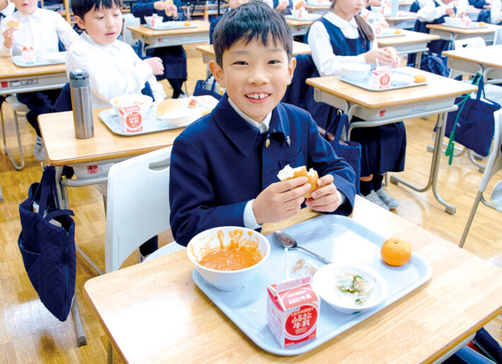 昭和女子大学附属昭和小学校の給食の様子