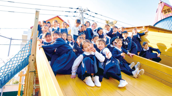 東京都世田谷区にある昭和女子大学附属昭和小学校。遊具で遊ぶこどもたち。