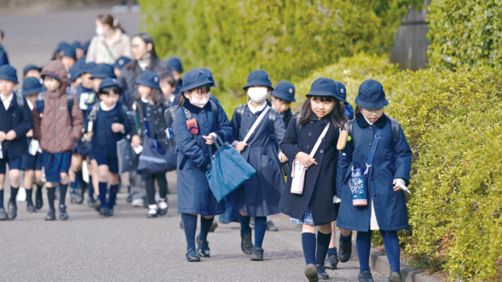 東京都町田市にある玉川学園小学部。下校の様子。