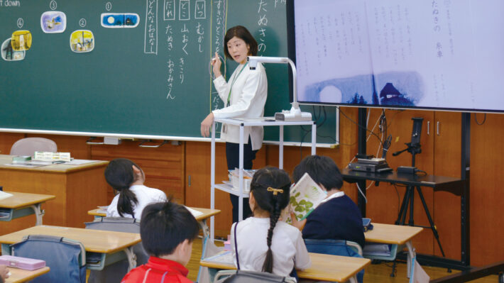 東京都町田市にある玉川学園小学部。国語の授業の様子。